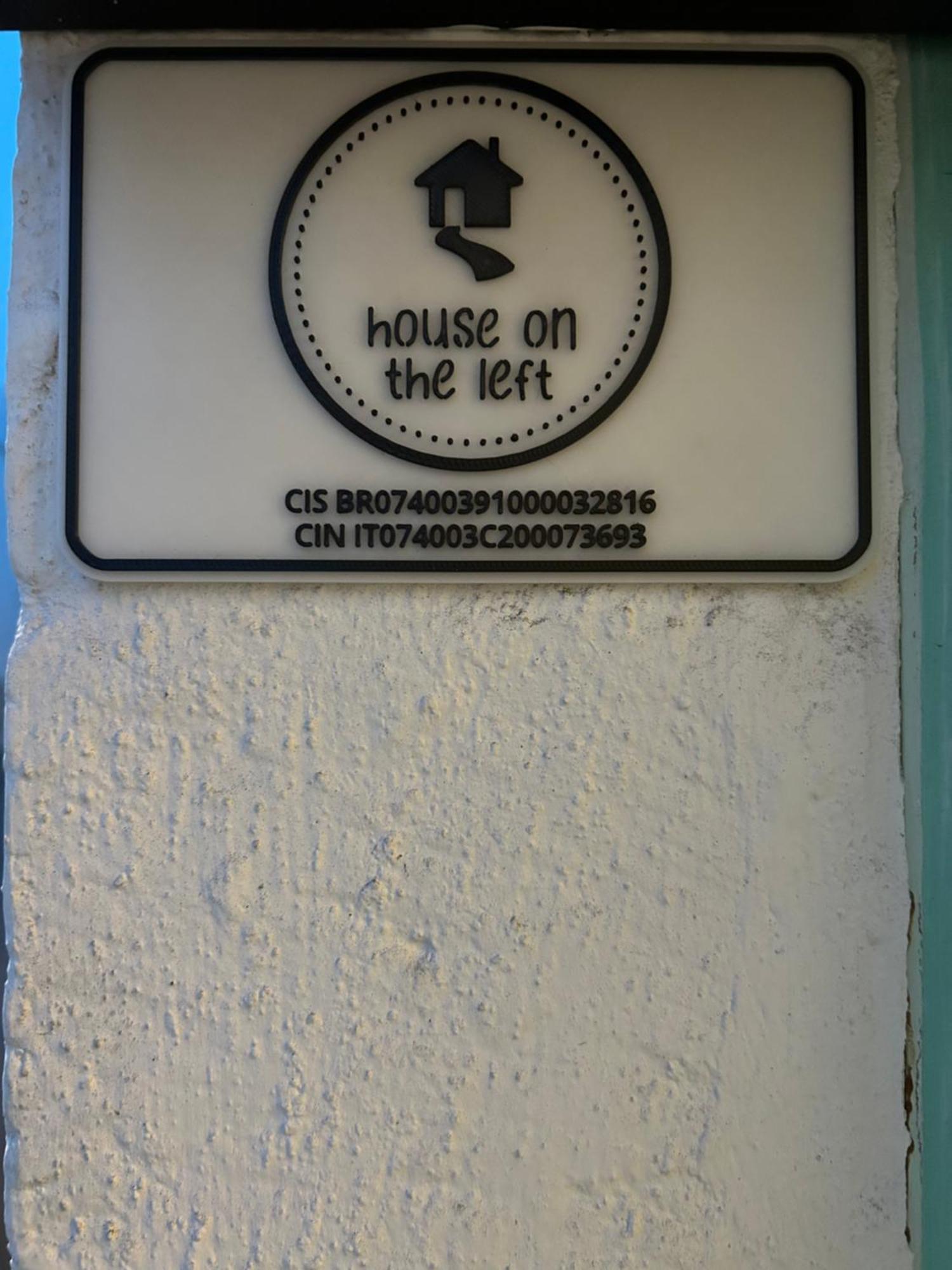 Casa Vacanze “House On The Left” Ceglie Messapica Bagian luar foto